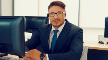 Ofiste çalışan kulaklık takan iş adamları.