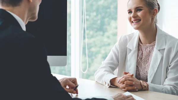 Pesquisador de emprego em entrevista de emprego reunião com gerente — Fotografia de Stock