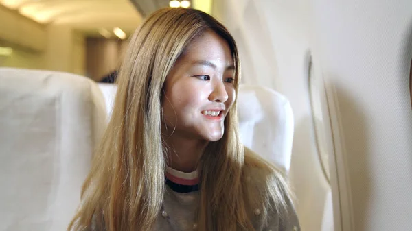Gelukkig aziatische vrouw reizen in vliegtuig — Stockfoto