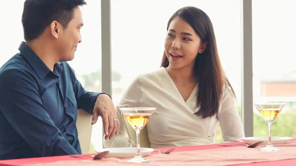 Glückliches romantisches Paar beim Mittagessen im Restaurant — Stockfoto