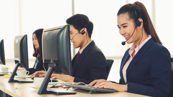 Geschäftsleute mit Headset arbeiten im Büro — Stockfoto