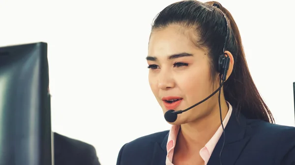 Gente de negocios con auriculares trabajando en la oficina —  Fotos de Stock