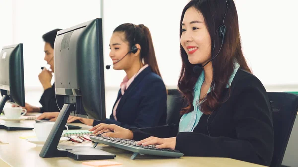 Des hommes d'affaires portant un casque qui travaillent au bureau — Photo