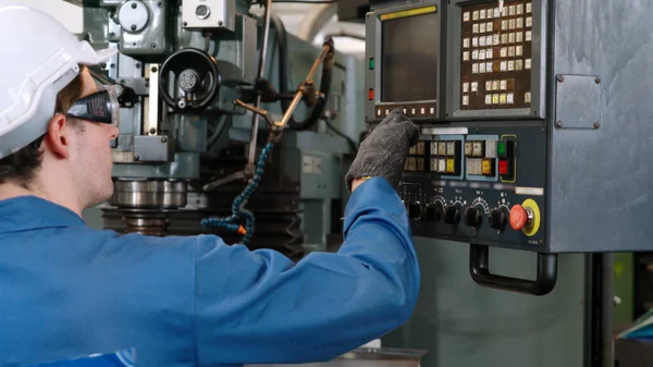 Розумний працівник заводу використовує машину в заводському цеху — стокове фото