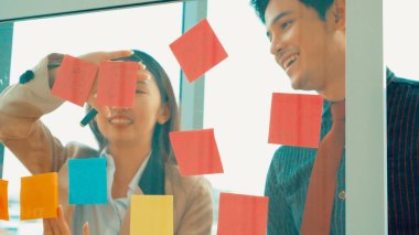 İş adamları proje planlama kurulunda çalışıyor