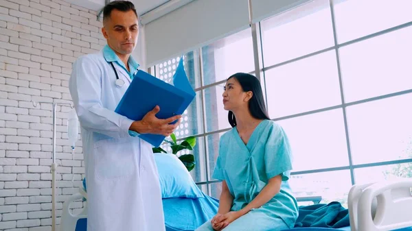 Médico en uniforme profesional examinando al paciente en el hospital — Foto de Stock