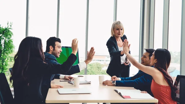 Pessoas de negócios na sala de conferências com tela verde — Fotografia de Stock