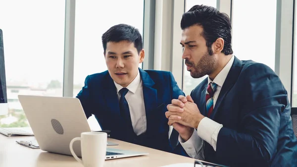 Two business people talk project strategy at office — Stock Photo, Image