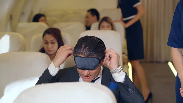Schläfriger Geschäftsmann reist auf Geschäftsreise mit dem Flugzeug — Stockfoto
