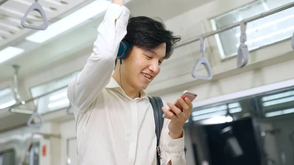 Homme d'affaires utilisant le téléphone portable dans le train public — Photo