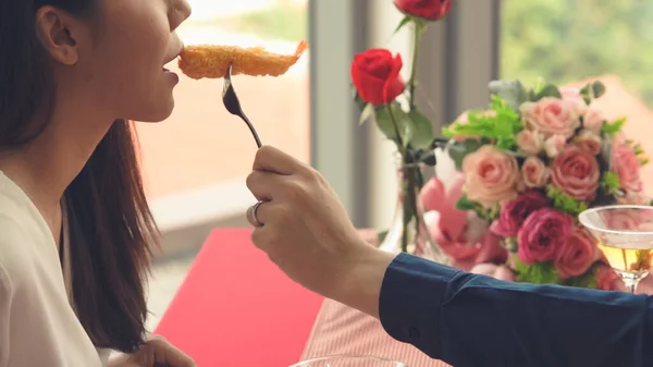 Happy romantic couple eating lunch at restaurant — Stock Photo, Image