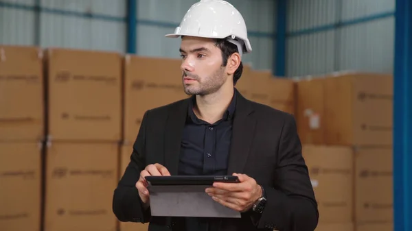 Fabrieksmanager met tabletcomputer in magazijn of fabriek — Stockfoto