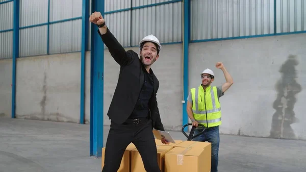 Komik fabrika işçileri fabrikada dans ediyor. — Stok fotoğraf