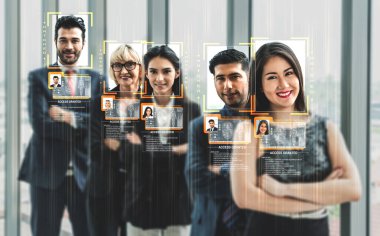 Yüz tanıma teknolojisi taraması yapın ve insanların kimlik tespiti için yüzleştiklerini tespit edin.