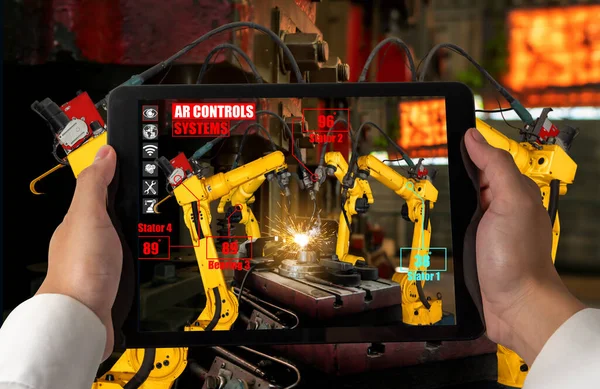 L'ingegnere controlla i bracci robotici con la tecnologia dell'industria della realtà aumentata — Foto Stock