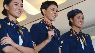 Kabin ekibi uçakta neşeyle dans ediyor.