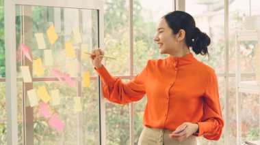 İş adamları proje planlama kurulunda çalışıyor