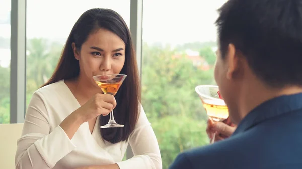 Feliz pareja romántica almorzando en el restaurante — Foto de Stock