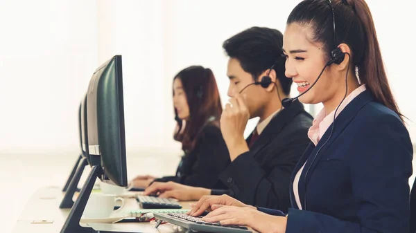 Gente de negocios con auriculares trabajando en la oficina —  Fotos de Stock