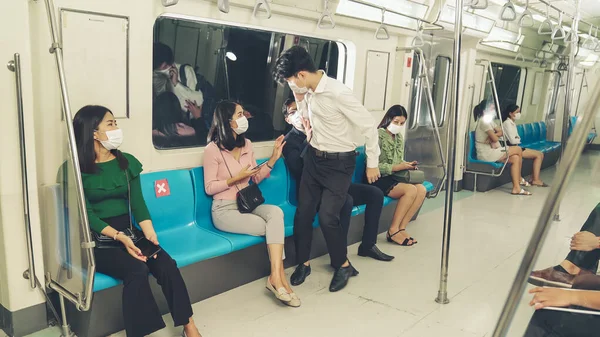 Žena brání muži sedět vedle ní ve vlaku na společenské vzdálenosti . — Stock fotografie