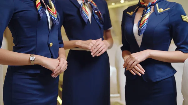 Grupo de tripulantes de cabina ou hospedeiras aéreas no avião — Fotografia de Stock