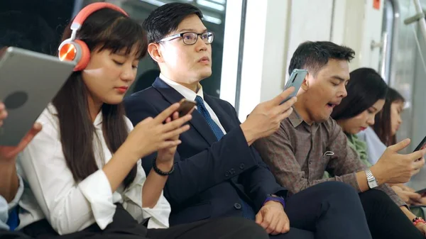 Jeunes utilisant le téléphone portable dans le métro public — Photo