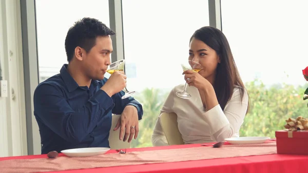 Feliz pareja romántica almorzando en el restaurante —  Fotos de Stock