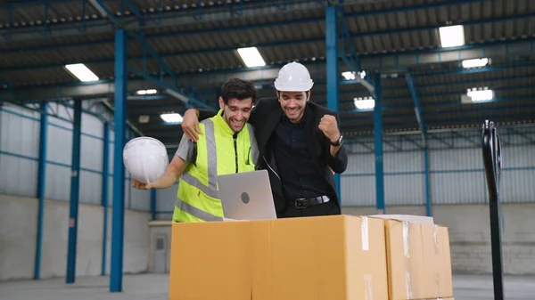 İki fabrika işçisi fabrikada başarıyı birlikte kutluyor. — Stok fotoğraf