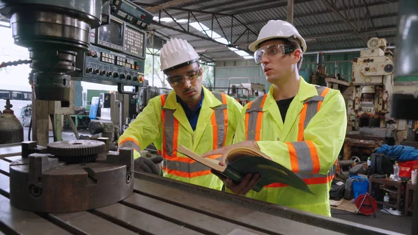 A gyári műhelyben gépi berendezéseket használó gyári dolgozók csoportja — Stock Fotó