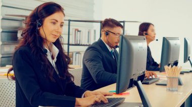 Ofiste çalışan kulaklık takan iş adamları.