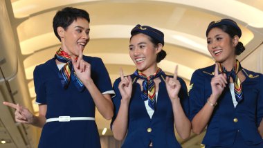 Kabin ekibi uçakta neşeyle dans ediyor.