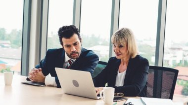 İki iş adamı ofiste proje stratejisi hakkında konuşuyor