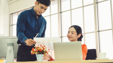 İki iş adamı ofiste proje stratejisi hakkında konuşuyor