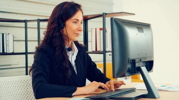 Geschäftsleute mit Headset arbeiten im Büro — Stockfoto