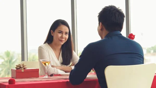 Feliz pareja romántica almorzando en el restaurante —  Fotos de Stock