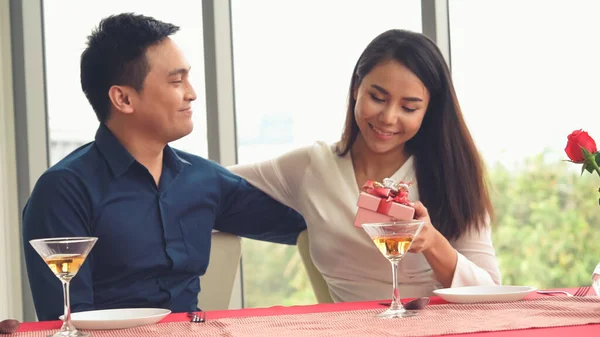 Romantikerpaar beschenkt Liebhaber im Restaurant — Stockfoto