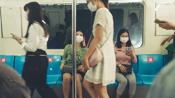 混雑した公共の地下鉄の列車旅行で顔マスクを身に着けている人々の群衆 — ストック写真