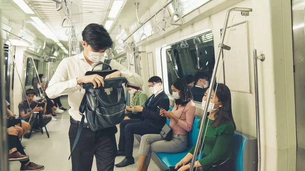 Multidão de pessoas usando máscara facial em uma viagem de trem de metrô público lotado — Fotografia de Stock