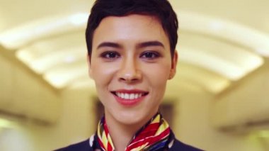 Kabin görevlisi ya da hostes uçakta çalışıyor.