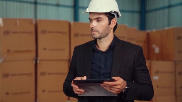 Werksleiter mit Tablet-Computer im Lager oder Werk — Stockvideo