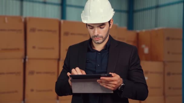 Kierownik fabryki przy użyciu tabletu w magazynie lub fabryce — Wideo stockowe