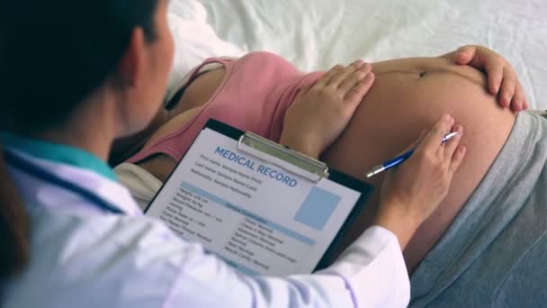 Mujer embarazada y médico ginecólogo en el hospital — Vídeos de Stock