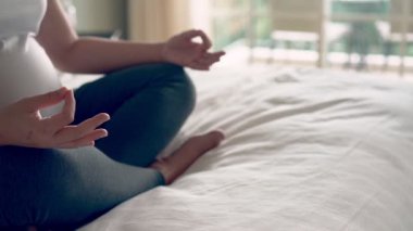 Mutlu hamile bir kadın ve evde bebek bekliyor..