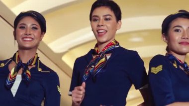 Kabin ekibi uçakta neşeyle dans ediyor.