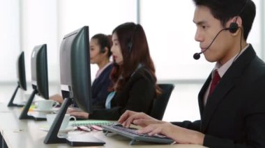 Ofiste çalışan kulaklık takan iş adamları.