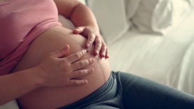 Mutlu hamile bir kadın ve evde bebek bekliyor..