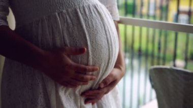 Mutlu hamile bir kadın ve evde bebek bekliyor..