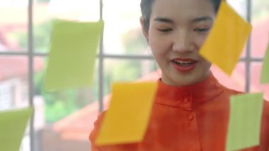 İş adamları proje planlama kurulunda çalışıyor