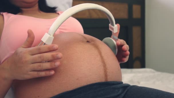 Bonne femme enceinte et attend bébé à la maison. — Video