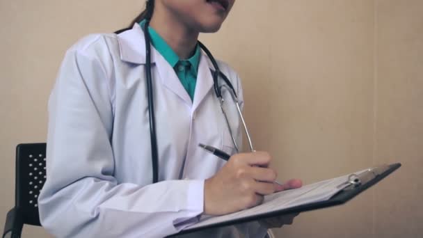 Wanita hamil dan dokter kandungan di rumah sakit. — Stok Video